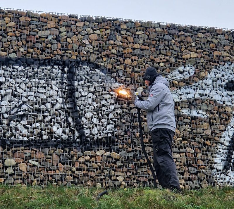 Foto 22.11.23, 11 35 43 Mobile Laserreinigung entfernt Graffiti von Gabionen und Wänden